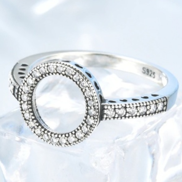 NWT - Crystal stone circle ring - Picture 1 of 5